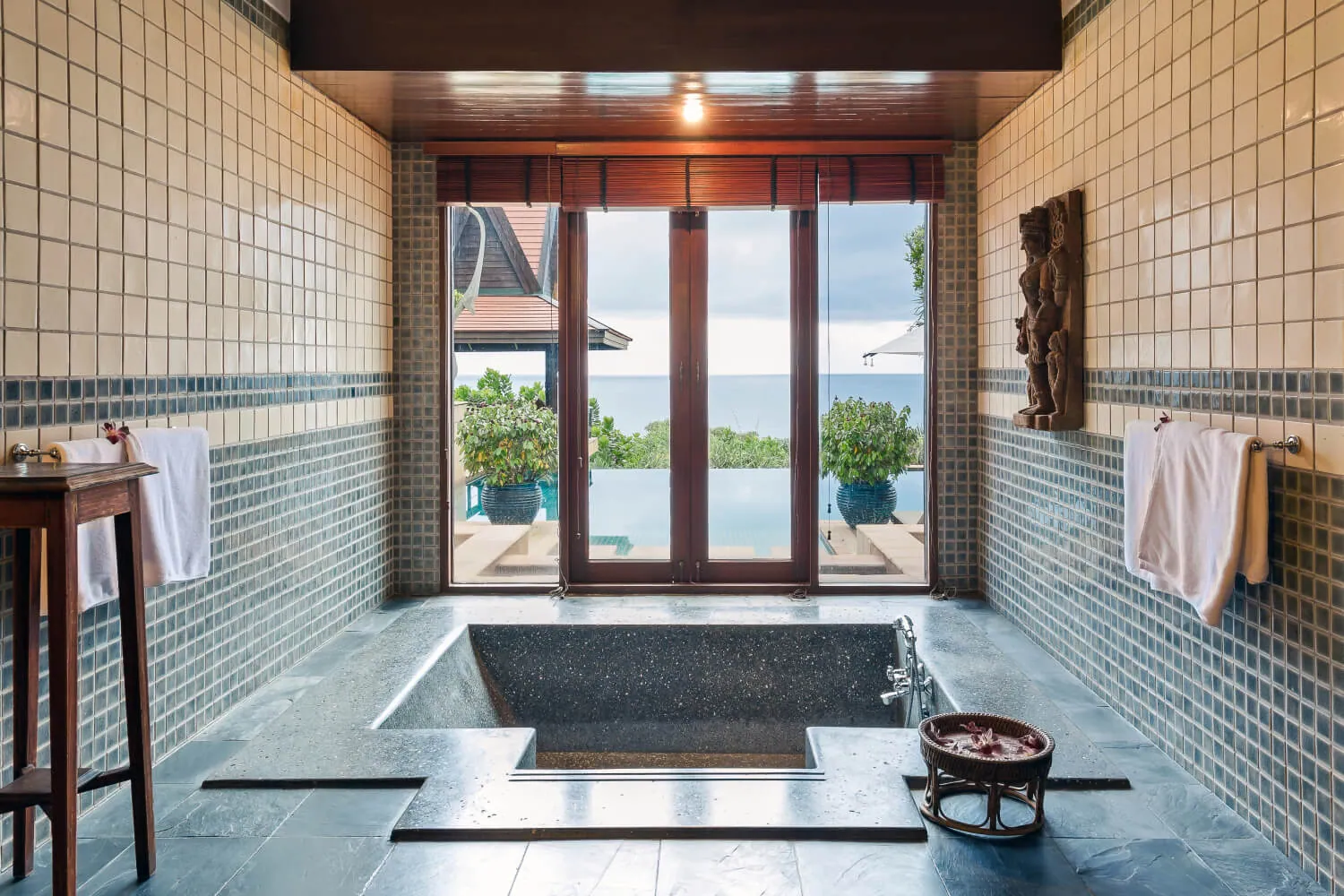 The sunken bath looking out to the sea